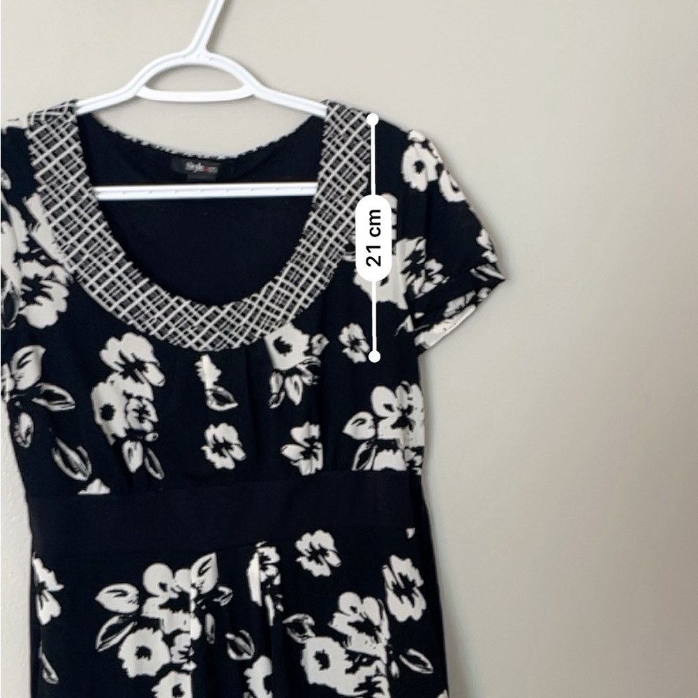 Size Medium Chic Black and White Floral Blouse With Waist Tie - Picture 4 of 9
